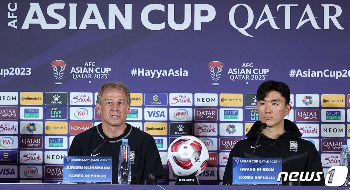 본문 이미지 - 2023 아시아축구연맹(AFC) 카타르 아시안컵 요르단과 4강전을 하루 앞둔 대한민국 축구대표팀 위르겐 클린스만 감독과 황인범이 5일(현지시간) 카타르 도하 메인미디어센터(MMC)에서 열린 공식 기자회견에서 출사표를 밝히고 있다. 2024.2.5/뉴스1 ⓒ News1 김성진 기자