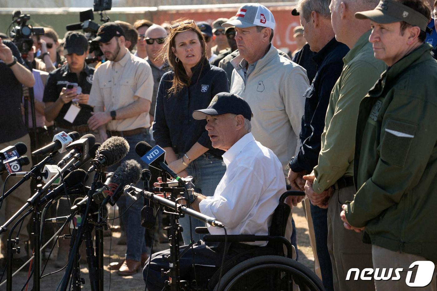 본문 이미지 - 그레그 애벗 텍사스주 주지사를 비롯해 공화당 출신 주지사들이 5일(현지시간) 텍사스주 이글패스의 셸비 공원에서 기자회견을 갖고 있다. ⓒ 로이터=뉴스1