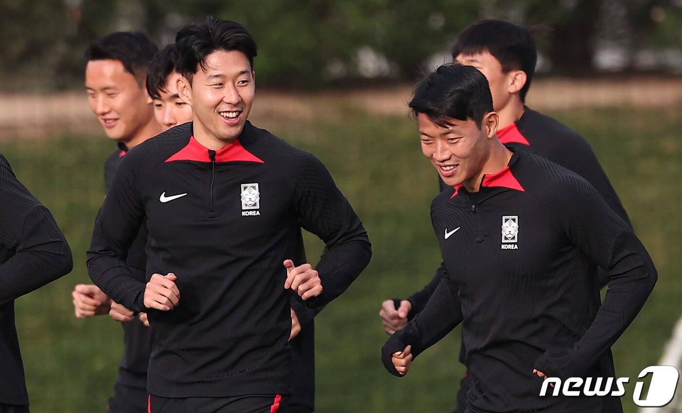 본문 이미지 - 2023 아시아축구연맹(AFC) 카타르 아시안컵 요르단과의 4강전을 하루 앞둔 대한민국 축구대표팀 손흥민과 황희찬이 5일(현지시간) 카타르 도하 알 에글라 트레이닝 센터에서 공식 훈련을 하고 있다. 2024.2.5/뉴스1 ⓒ News1 김성진 기자