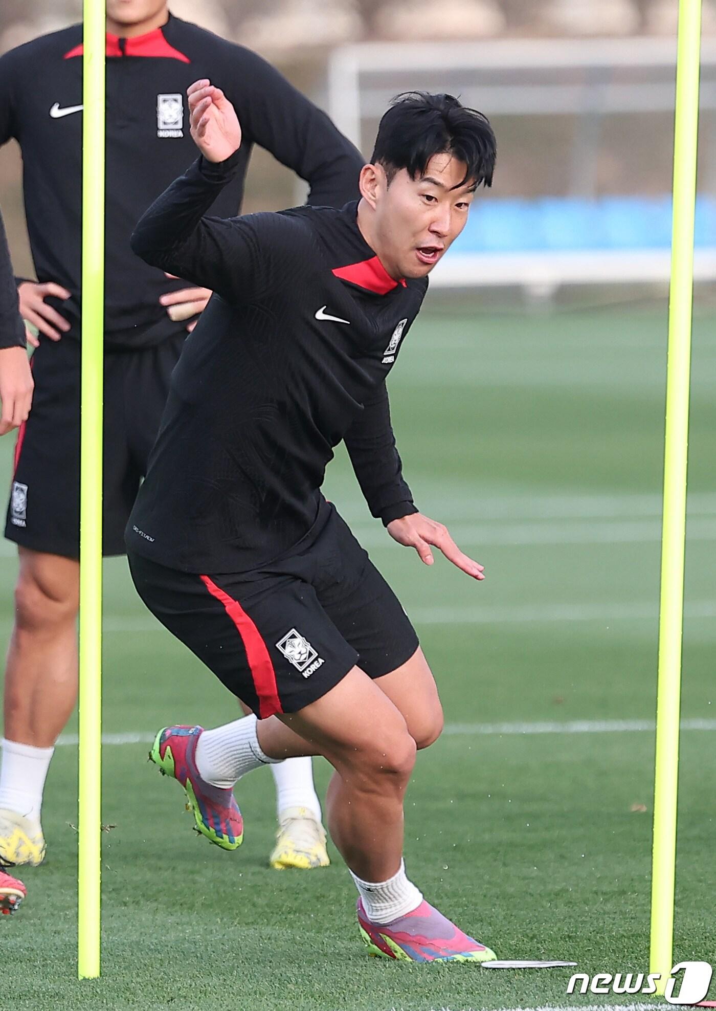 본문 이미지 - 2023 아시아축구연맹(AFC) 카타르 아시안컵 요르단과 4강전을 하루 앞둔 대한민국 축구대표팀 손흥민 선수가 5일(현지시간) 카타르 도하 알 에글라 트레이닝 센터에서 훈련하고 있다. 2024.2.5/뉴스1 ⓒ News1 김성진 기자