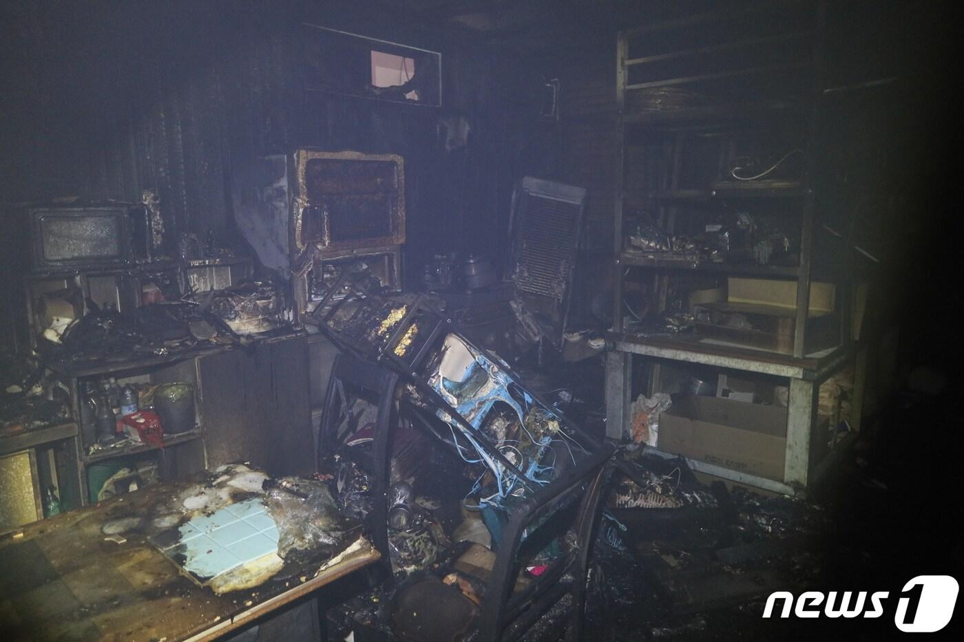 불이난 부산 남구의 한 싱크대 제조공장. (부산소방재난본부 제공)