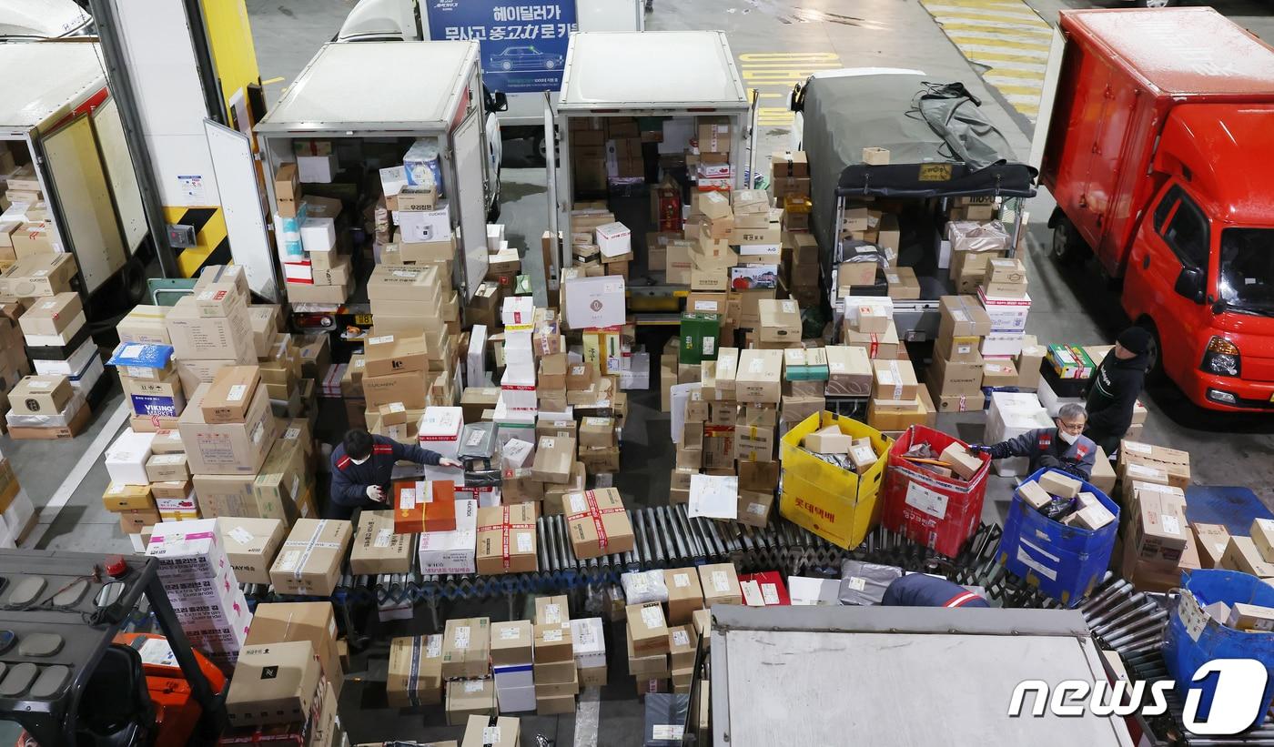 지난해 2월  서울 송파구 서울복합물류단지에서 작업자가 택배 분류 작업과 상차 작업을 하고 있다.  &#40;사진은 기사와 관련 없음&#41;. 2024.2.6/뉴스1 ⓒ News1 김민지 기자