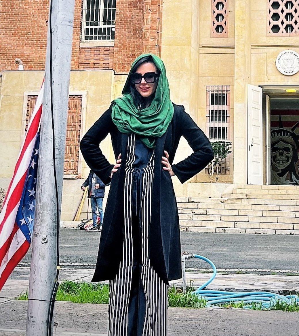 본문 이미지 - 미국 포르노 배우 휘트니 라이트가 자신의 소셜미디어(SNS)에 최근 이란에 방문했다는 게시물을 올렸다. 이와 관련해 일각에서는 그가 이란 정부의 선전 활동을 위해 초대됐다는 의혹이 제기됐다. 사진은 이란의 반미 박물관을 방문한 라이트의 모습. (라이트 SNS 갈무리)