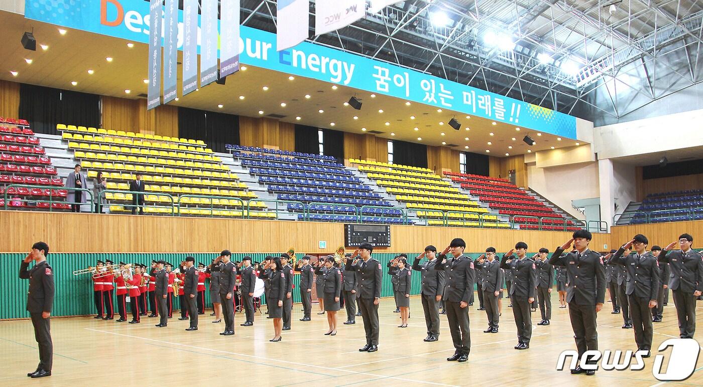 본문 이미지 - 미래시대 선진 육군을 이끌 우수한 직업 부사관을 배출하기 위해 국내 최초로 신설된 영남이공대 부사관과 학생들의 승급 및 제복 착용식 모습. (영남이공대 제공)