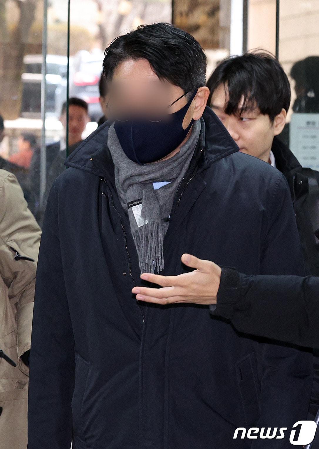 본문 이미지 - 검찰 수사관에게 SPC그룹 회장 수사 정보 유출을 청탁한 혐의를 받는 SPC 임원 A씨가 6일 오전 서울 서초구 서울중앙지법에서 열린 구속 전 피의지 심문(영장실질심사)에 출석하고 있다. 2024.2.6/뉴스1 ⓒ News1 장수영 기자