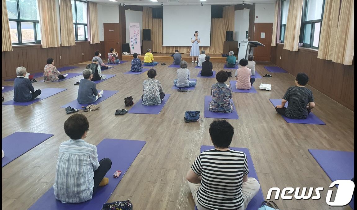 본문 이미지 - 영동군 '굿모닝 만성질환 건강교실'  진행 장면 (영동군 제공) /뉴스1