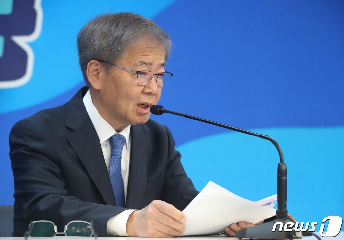 본문 이미지 - 임혁백 더불어민주당 공천관리위원장이 6일 4·10 총선 1차 심사 결과를 발표하고 있다. 2024.2.6/뉴스1 ⓒ News1 임세영 기자