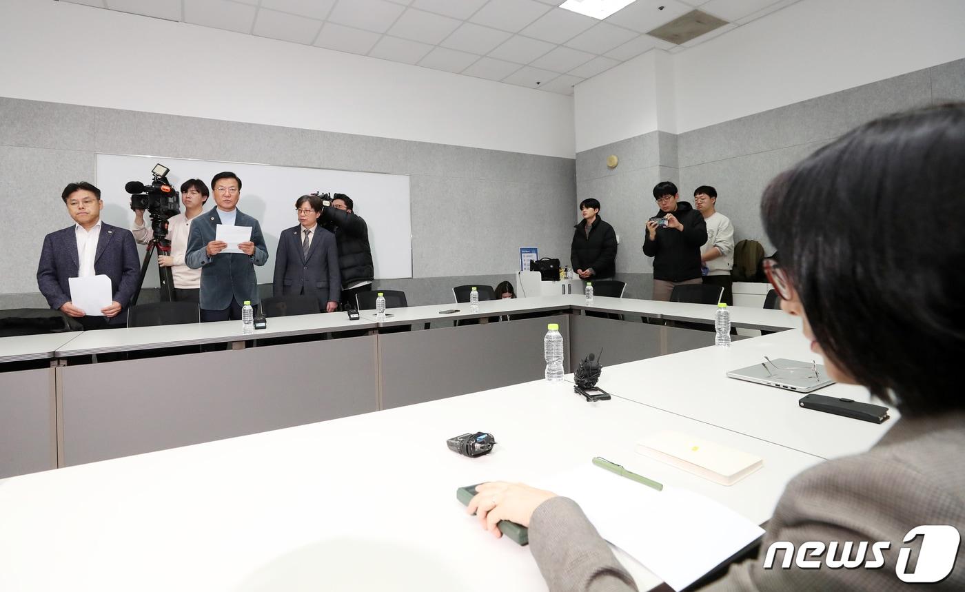 본문 이미지 - 양동호 대한의사협회 의료현안협의체 협상단장이 6일 오전 서울 중구 비즈허브 서울센터에서 열린 의료현안협의체에서 의대 증원 관련 입장을 발표하고 있다. 한편 정부는 이날 오후 보건의료정책 심의 기구인 보건의료정책심의위원회(보정심)를 열고 의대 증원 규모를 결정할 전망이다. 2024.2.6/뉴스1 ⓒ News1 이승배 기자