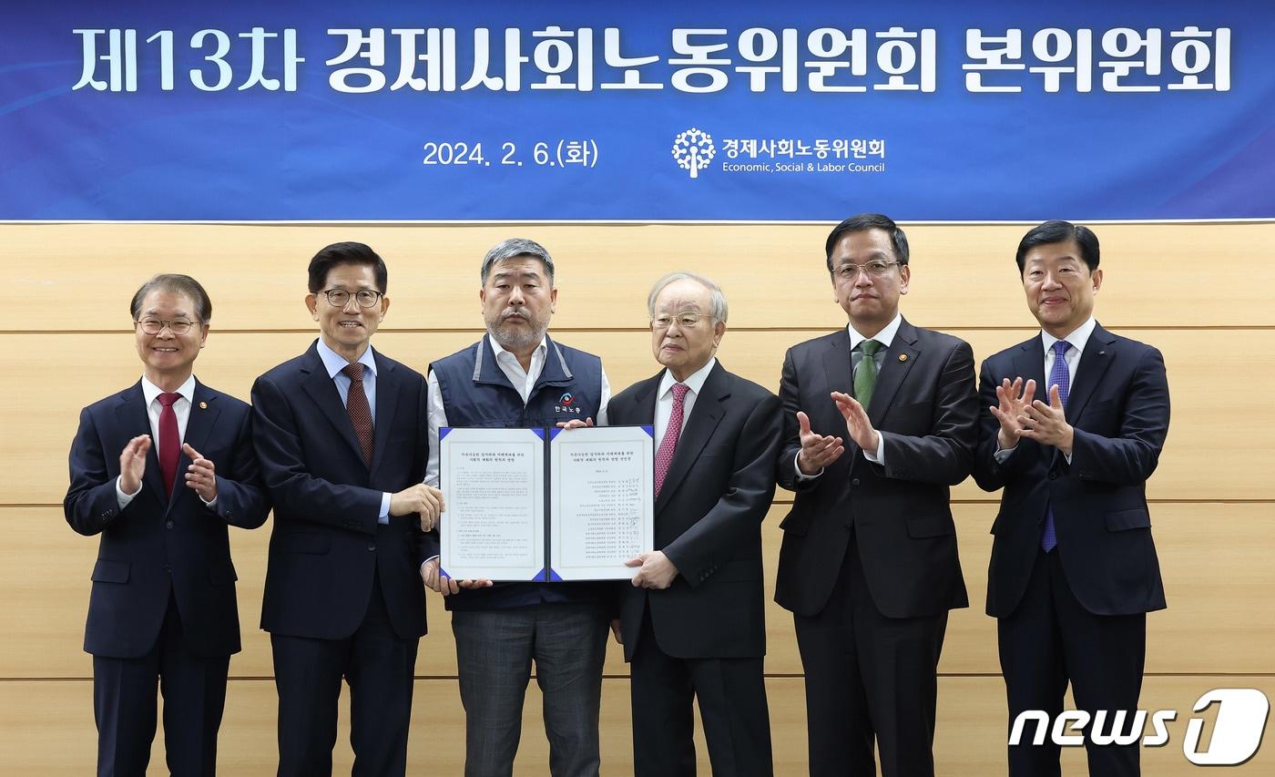 본문 이미지 - 이정식 고용노동부 장관(왼쪽부터), 김문수 경제사회노동위원회 위원장, 김동명 한국노동조합총연맹 위원장, 손경식 한국경영자총협회 회장, 최상목 경제부총리 겸 기획재정부 장관, 우태희 대한상공회의소 상근부회장이 2월6일 서울 종로구 경제사회노동위원회 대회의실에서 열린 제13차 경제사회노동위원회 본위원회에서 노사정 선언문 서명식을 마친 후 기념촬영을 하고 있다. (공동취재) 2024.2.6/뉴스1 ⓒ News1 이광호 기자
