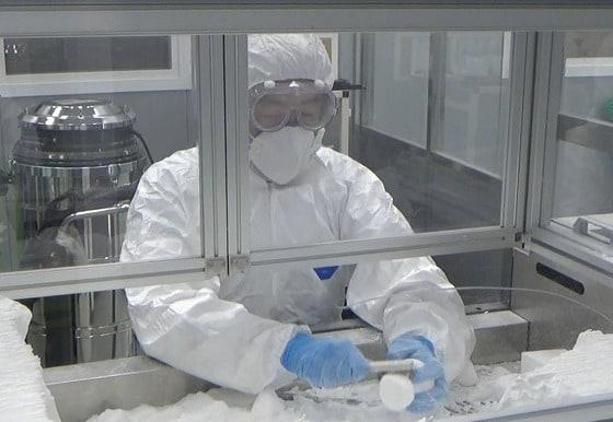 본문 이미지 - 3D프린팅 기술로 제작한 부품의 후처리 가공 모습.(국방부 제공)