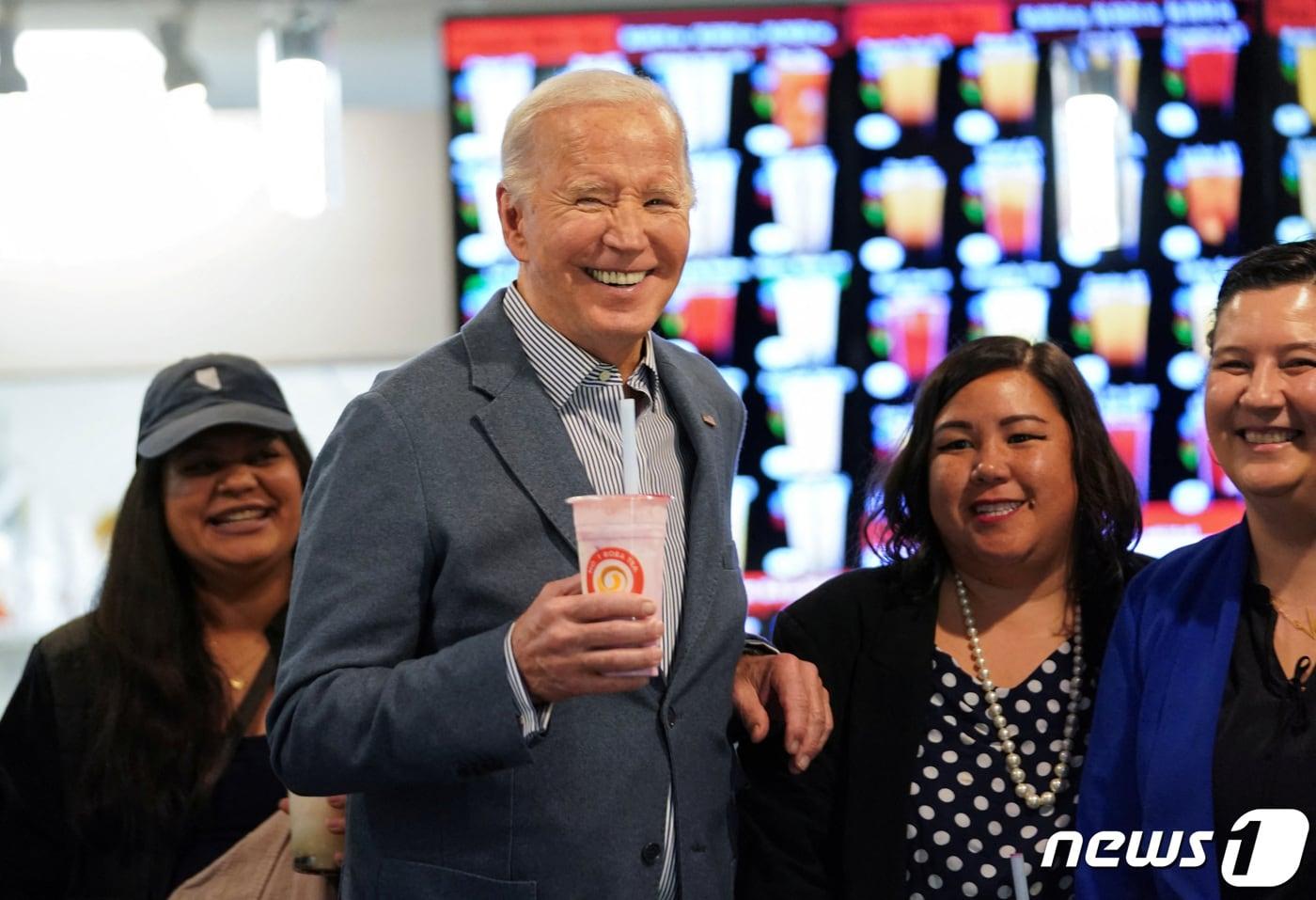 본문 이미지 - 조 바이든 미국 대통령이 5일(현지시간) 미국 네바다주 라스베가스의 보바 티(버블티) 가게를 방문해 사진을 찍고 있다.(사진은 기사 내용과 무관함)  ⓒ 로이터=뉴스1 ⓒ News1 조소영 기자