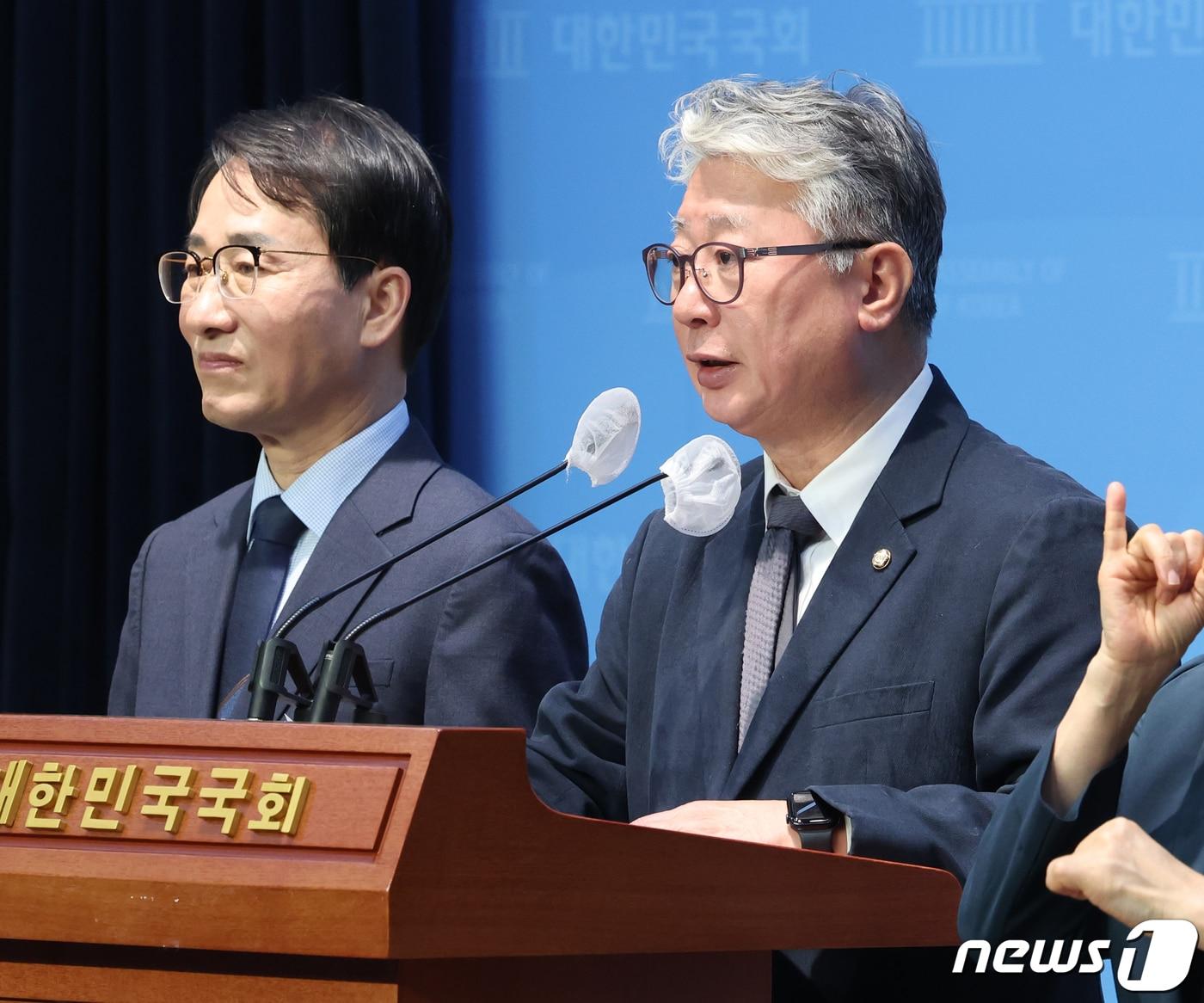 본문 이미지 - 더불어민주당 탈당파인 '원칙과상식'의 조응천·이원욱 의원이 6일 서울 여의도 국회 소통관에서 제3지대 대통합을 위한 '통합공천관리위원회' 구성을 제안 기자회견을 하고 있다. 2024.2.6/뉴스1 ⓒ News1 송원영 기자