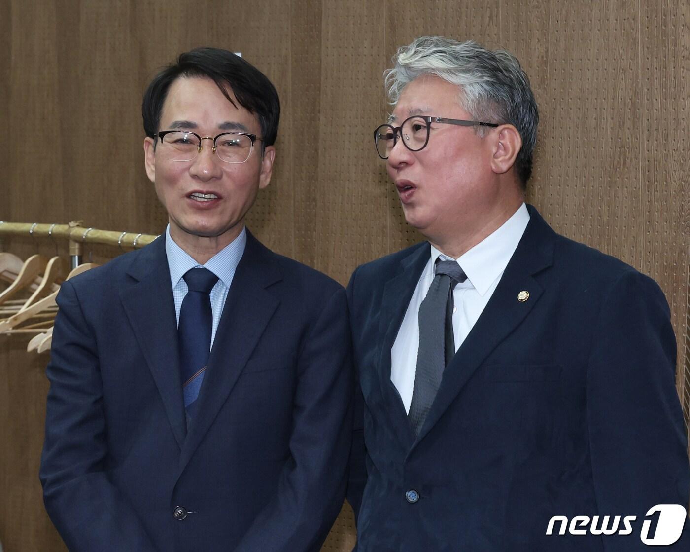 본문 이미지 - 이원욱 의원(왼쪽)과 조응천 의원. 뉴스1 ⓒ News1 송원영 기자