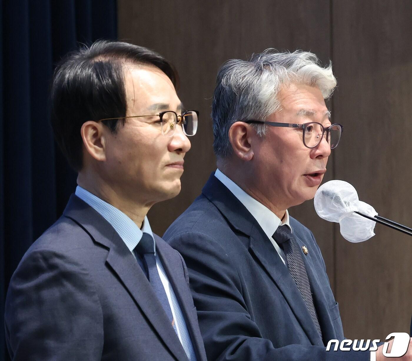 본문 이미지 - 더불어민주당 탈당파인 &#39;원칙과상식&#39;의 조응천·이원욱 의원이 6일 서울 여의도 국회 소통관에서 제3지대 대통합을 위한 &#39;통합공천관리위원회&#39; 구성을 제안 기자회견을 하고 있다. 2024.2.6/뉴스1 ⓒ News1 송원영 기자