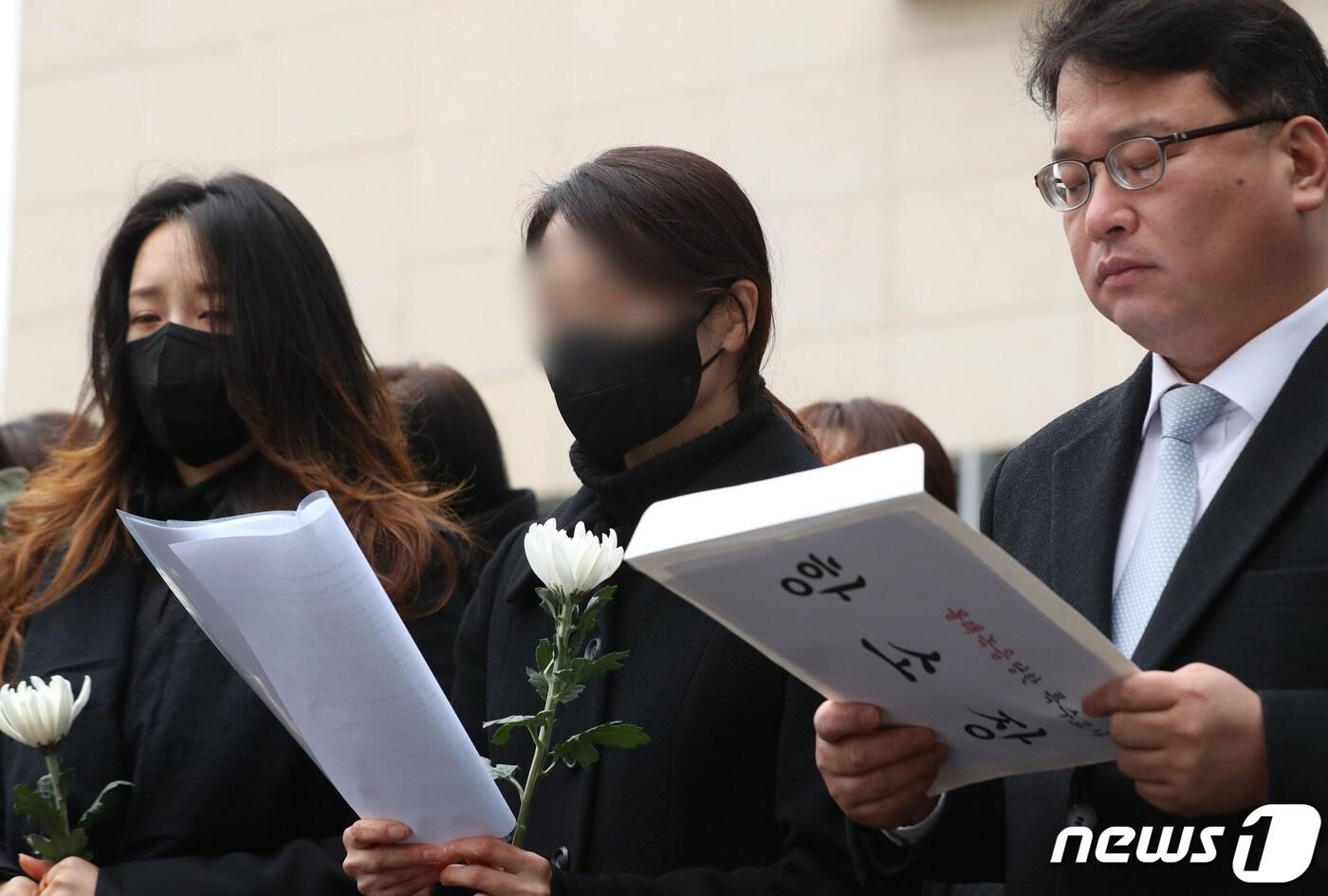 본문 이미지 - 웹툰 작가 주호민씨 아들을 학대한 혐의로 1심에서 유죄를 선고받은 특수교사 A씨가 항소장 제출 전 기자회견을 하고 있다. /뉴스1 ⓒ News1 김영운 기자