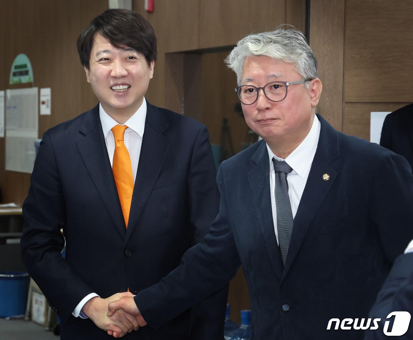 본문 이미지 - 이준석 개혁신당 대표와 조응천 원칙과상식 의원이 6일 서울 여의도 국회 소통관에서 인사를 나누고 있다. 2024.2.6/뉴스1 ⓒ News1 송원영 기자