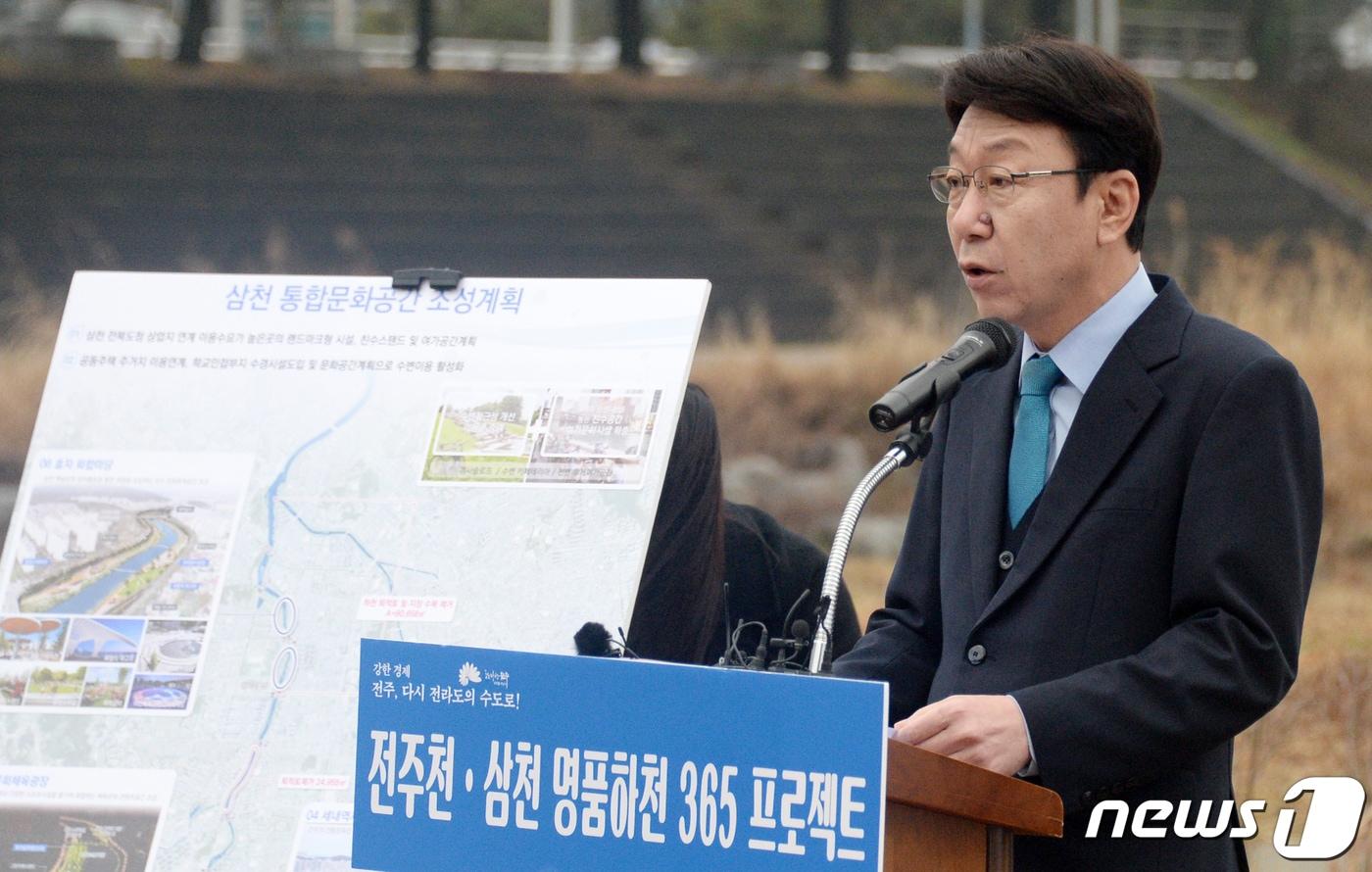 본문 이미지 - 우범기 전주시장이 6일 전북 전주시 전주시자원봉사센터 앞 천변에서 전주천·삼천 명품하천 365 프로젝트 현장 브리핑을 하고 있다. 2024.2.6/뉴스1 ⓒ News1 유경석 기자
