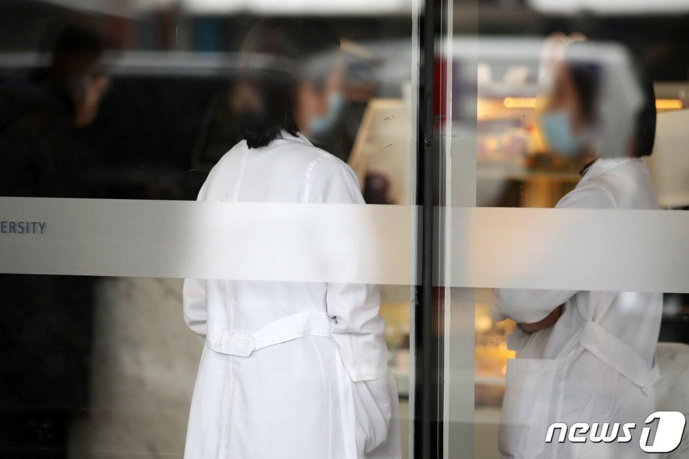 본문 이미지 - 서울의 한 대학병원에서 의료진들이 대화를 나누고 있다. 2024.2.6/뉴스1 ⓒ News1 이승배 기자