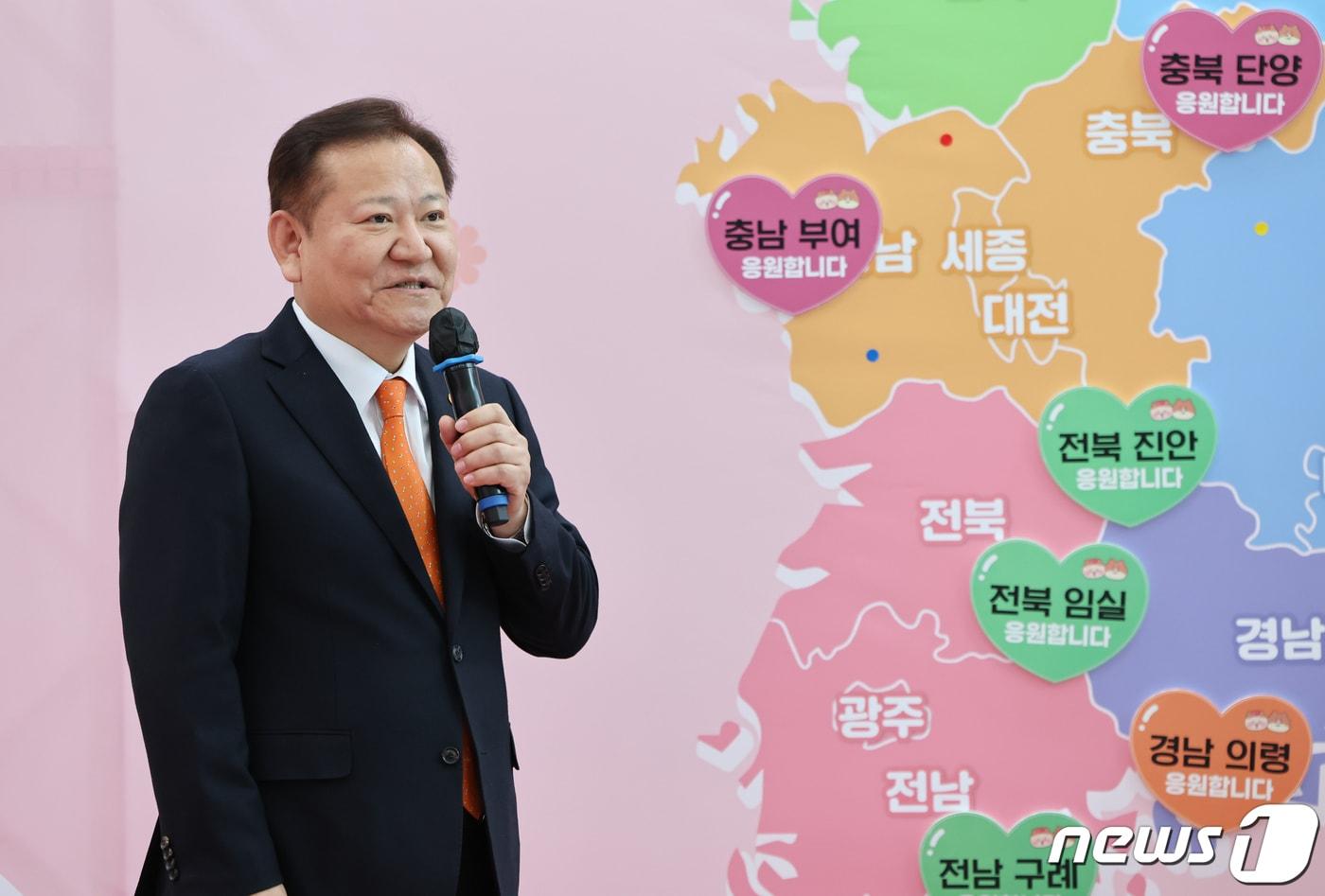 본문 이미지 - 이상민 행정안전부 장관이 서울 중구 농협중앙회 본점에서 열린 설맞이 기념 고향사랑기부제행사에 참석해 인사말을 하고 있다. 2024.2.6/뉴스1 ⓒ News1 김도우 기자