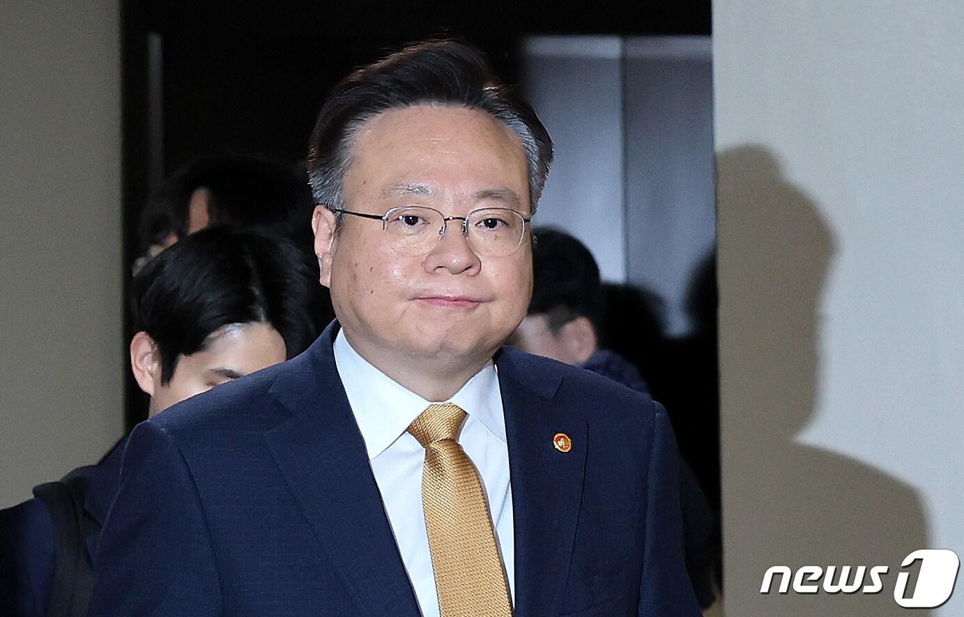 본문 이미지 - 조규홍 보건복지부 장관이 6일 서울 종로구 정부서울청사에서 열린 2024년 제1차 보건의료정책심의위원회에 입장하고 있다. 2024.2.6/뉴스1 ⓒ News1 박지혜 기자