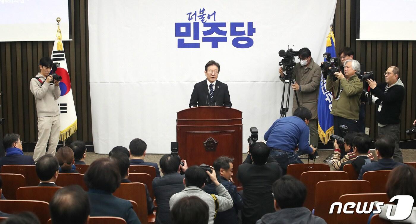 본문 이미지 - 이재명 더불어민주당 대표가 6일 오후 서울 여의도 국회에서 열린 의원총회에서 발언을 하고 있다. 2024.2.6/뉴스1 ⓒ News1 임세영 기자