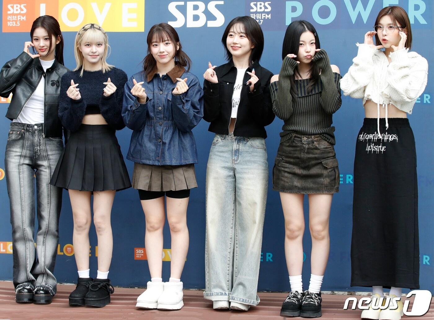 본문 이미지 - 엔믹스가 라디오 ‘두시탈출 컬투쇼’를 위해 6일 오후 서울 양천구 목동 SBS방송국에 도착해 인사를 하고 있다. 2024.2.6/뉴스1 ⓒ News1 권현진 기자