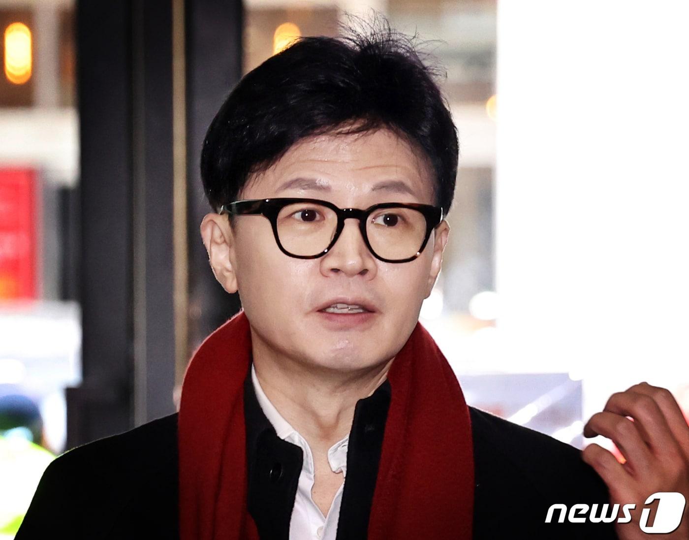 본문 이미지 - 한동훈 국민의힘 비상대책위원장이 6일 오전 서울 여의도 중앙당사로 출근하며 취재진의 질문에 답하고 있다. 2024.2.6/뉴스1 ⓒ News1 송원영 기자
