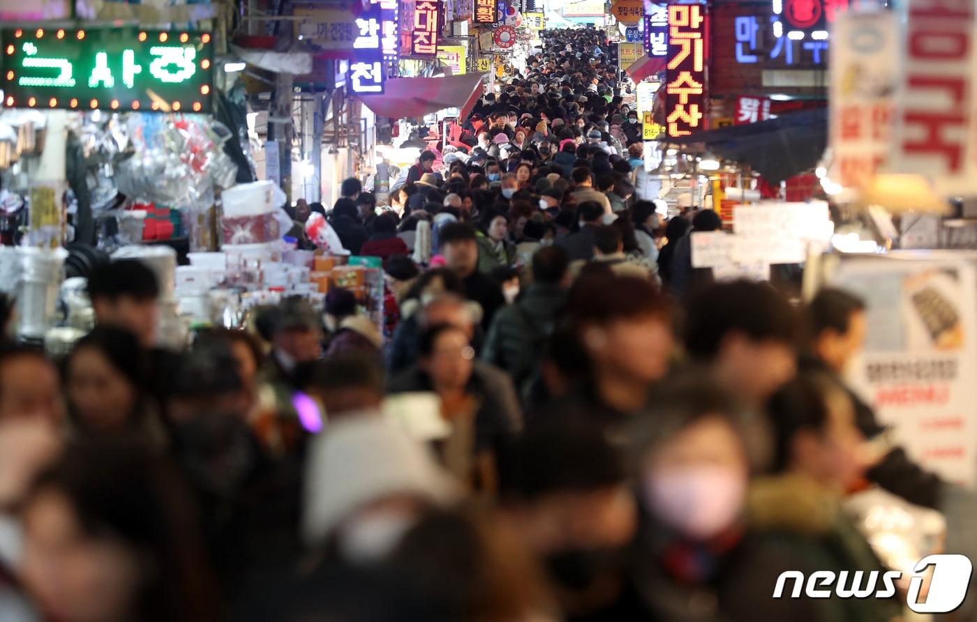 설 명절 연휴를 앞두고 부산 부산진구 부전시장이 제수용품을 구입하려는 시민들로 북적이고 있다. 2024.2.6/뉴스1 ⓒ News1 윤일지 기자