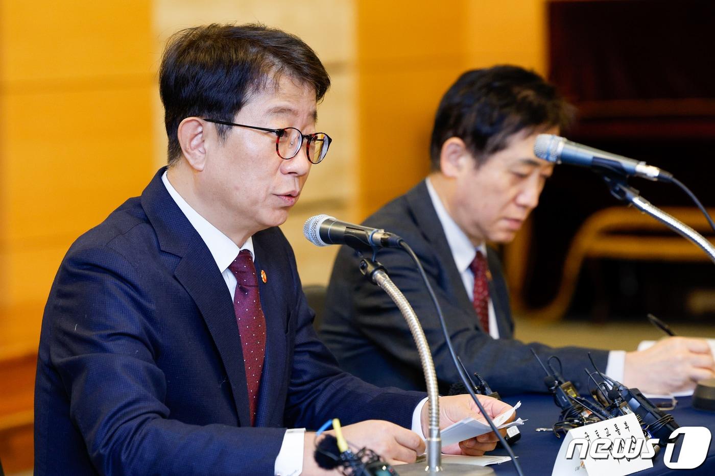 본문 이미지 - 박상우 국토교통부 장관이 6일 오후 서울 강남구 건설회관에서 열린 '건설업계 위기상황 대응 관계부처 합동 업계 간담회'에 참석해 모두 발언하고 있다. 2024.2.6/뉴스1 ⓒ News1 안은나 기자