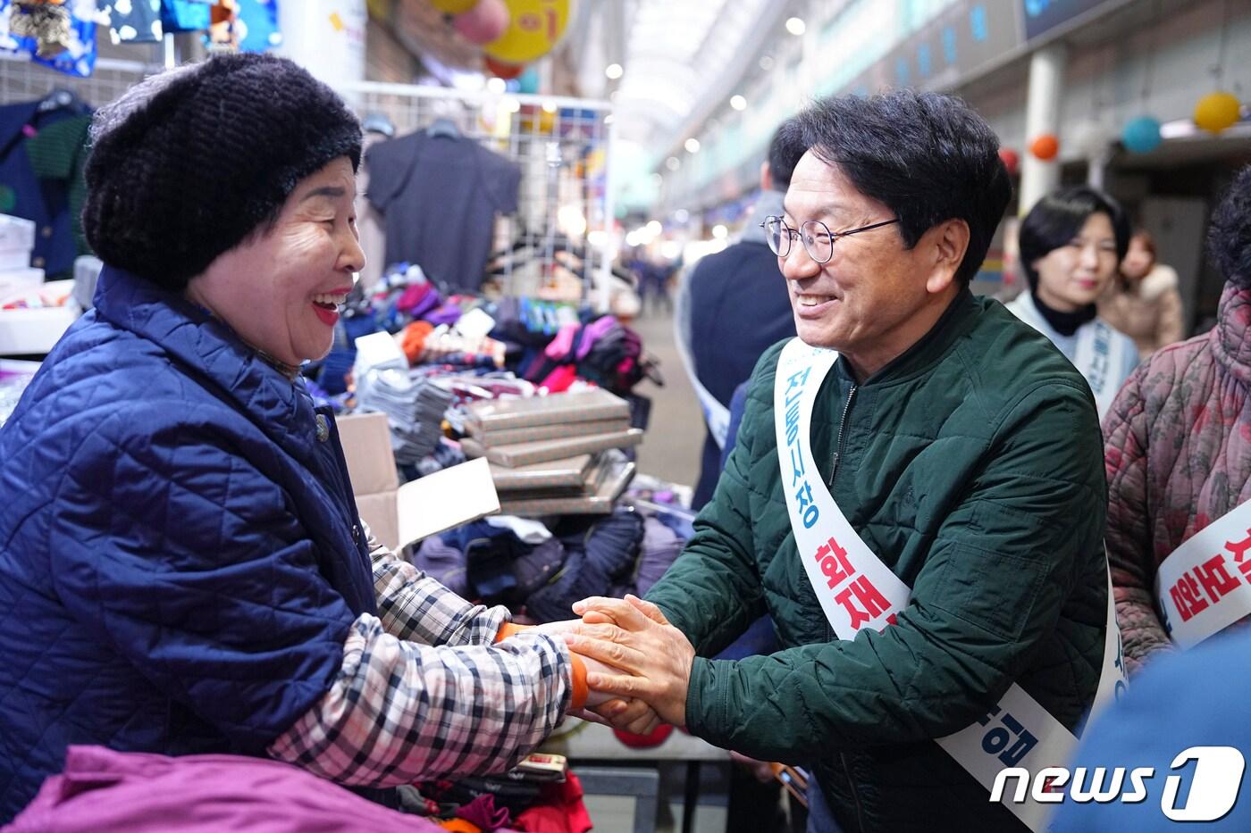 설 명절 앞두고 광주 전통시장 찾은 강기정 광주시장 자료 사진. (광주시 제공/뉴스1 