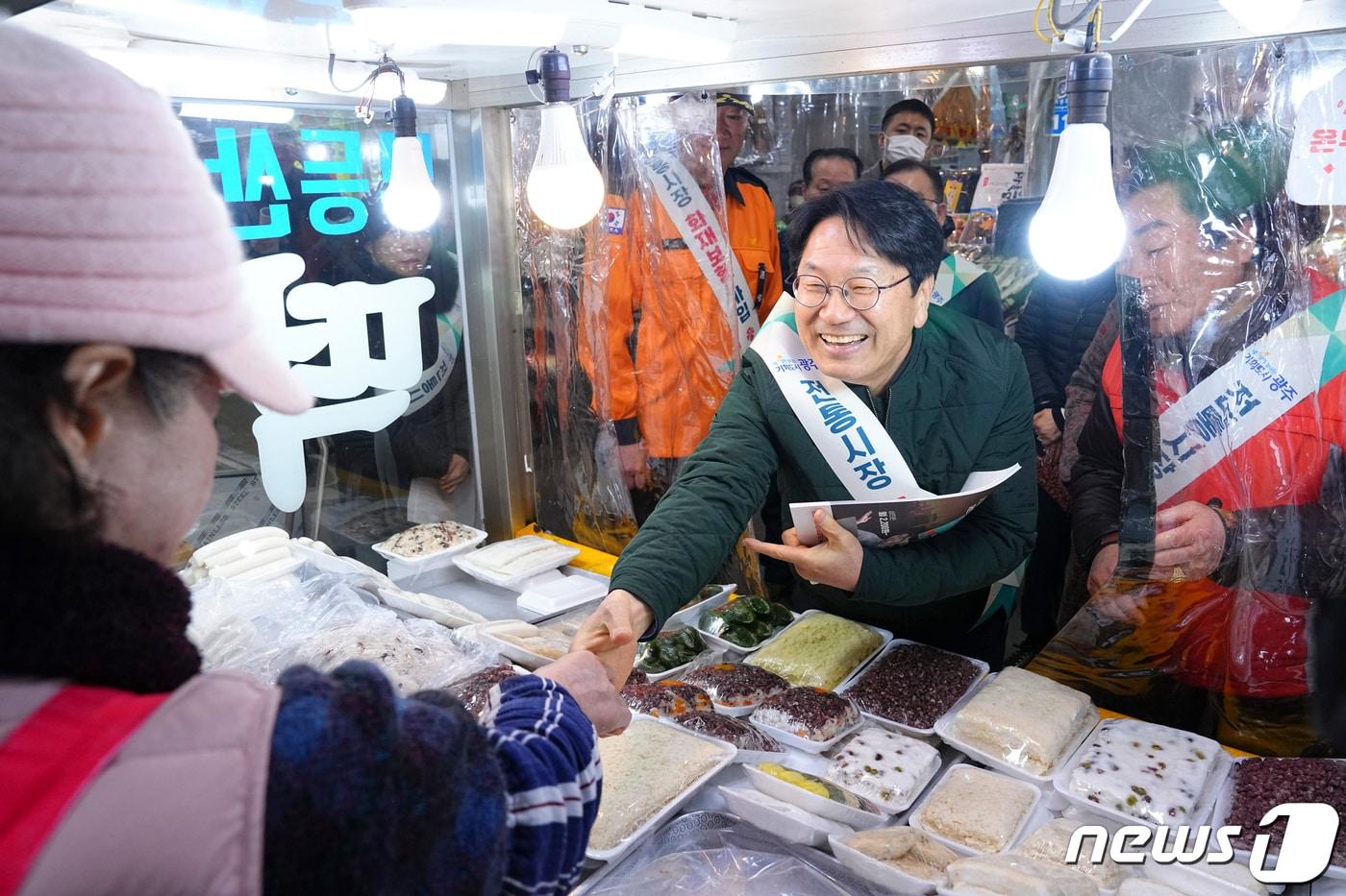 강기정 광주시장이 지난해 6일 설 명절을 앞두고 동구 대인시장을 방문해 상인들을 격려하며 전통시장 화재공제 가입 캠페인을 벌이고 있다. (광주시 제공)2024.2.6/뉴스1 