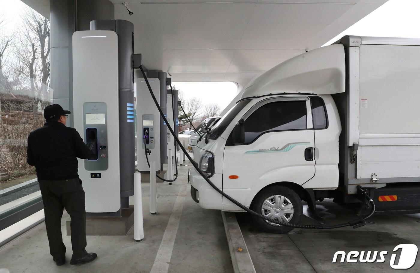 서해안고속도로 휴게소에서 전기차들이 충전을 하고 있다. /뉴스1 