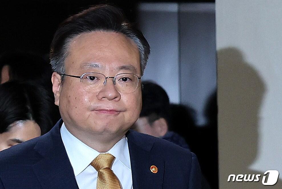 본문 이미지 - 조규홍 보건복지부 장관이 6일 서울 종로구 정부서울청사에서 열린 2024년 제1차 보건의료정책심의위원회에 입장하고 있다. 2024.2.6/뉴스1 ⓒ News1 박지혜 기자
