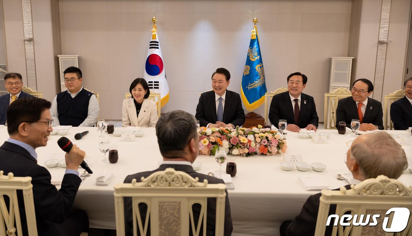 본문 이미지 - 윤석열 대통령이 6일 용산 대통령실 청사에서 열린 경제사회노동위원회 위원 격려 오찬에서 김문수 위원장의 발언을 경청하고 있다. (대통령실 제공) 2024.2.6/뉴스1 ⓒ News1 오대일 기자