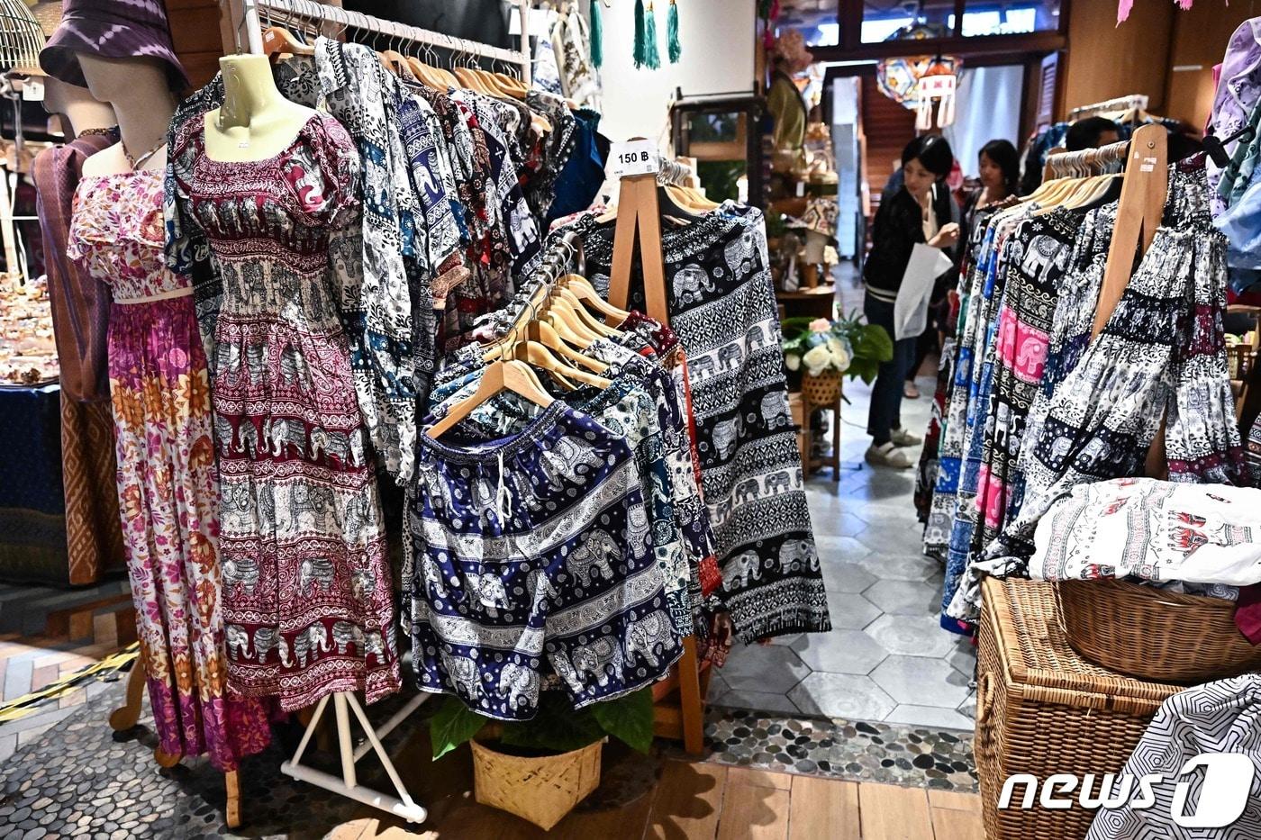 태국 방콕의 한 상점에서 코끼리바지를 판매하고 있다. 2023.10.4 ⓒ AFP=뉴스1 ⓒ News1 강민경 기자