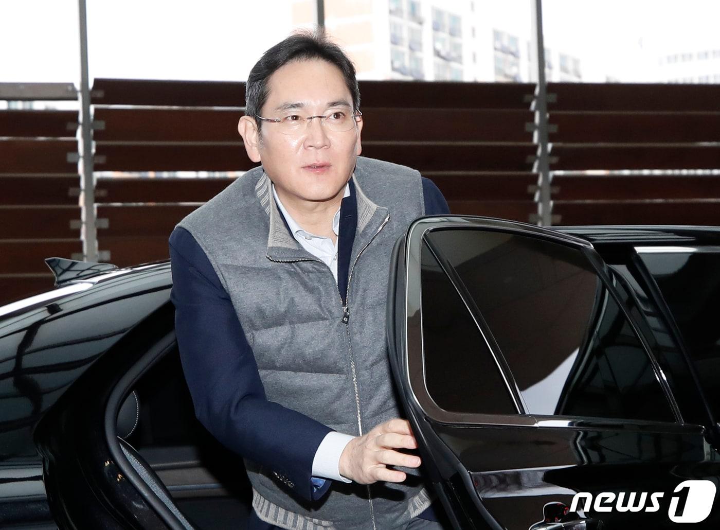 본문 이미지 - 이재용 삼성전자 회장이 6일 오후 김포국제공항을 통해 UAE 수도 아부다비로 출국하기 위해 공항에 도착하고 있다. 2024.2.6/뉴스1 ⓒ News1 권현진 기자