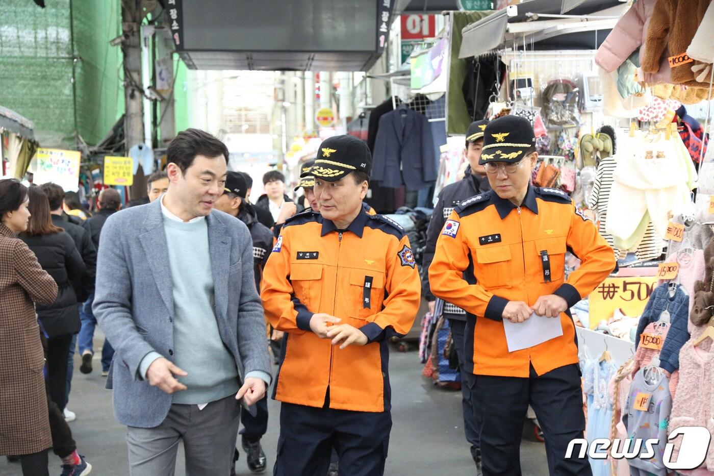 본문 이미지 - 남화영 소방청장이 대구 중구 서문시장을 방문해 곳곳을 둘러보며 화재안전점검을 실시하고 있다. (소방청 제공) 2024.2.6/뉴스1