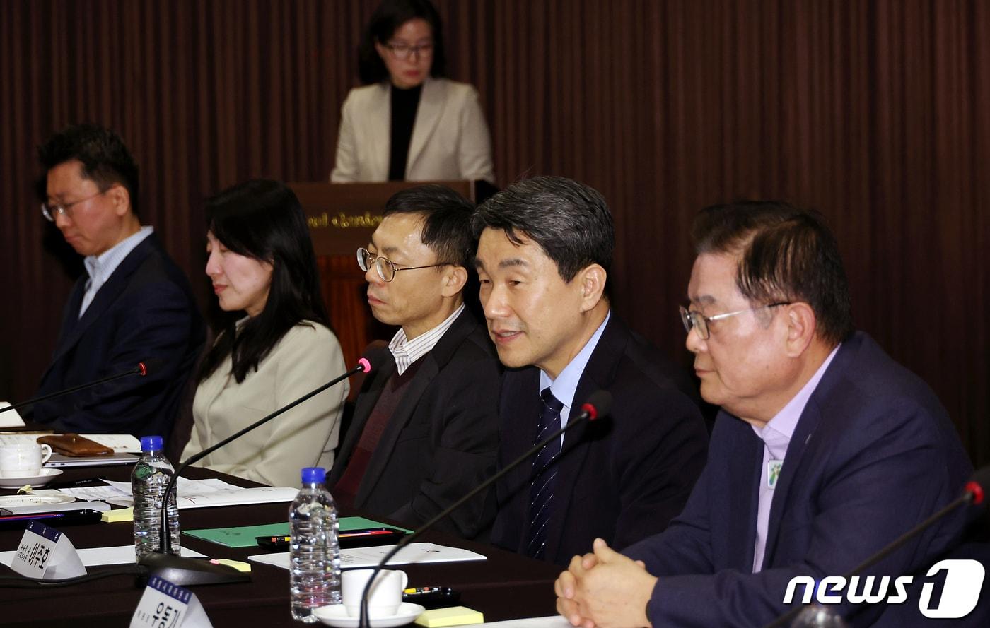 본문 이미지 - 이주호 사회부총리 겸 교육부 장관이 지난 6일 오후 마포구 도화동 서울가든호텔에서 열린 제1회 교육발전특구위원회에서 발언을 하고 있다. (교육부 제공) 2024.2.6/뉴스1