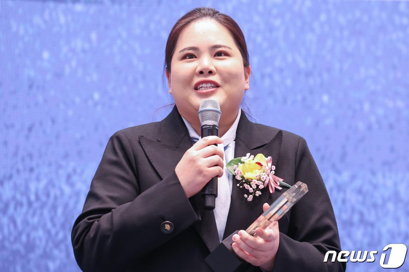 프로골퍼 박인비가 6일 오후 서울 용산구 드래곤시티 그랜드 머큐어 호텔에서 열린 '제34회 윤곡 김운용 대한민국 여성체육대상'에서 특별공로상을 수상한 뒤 소감을 밝히고 있다. 2024.2.6/뉴스1 ⓒ News1 민경석 기자