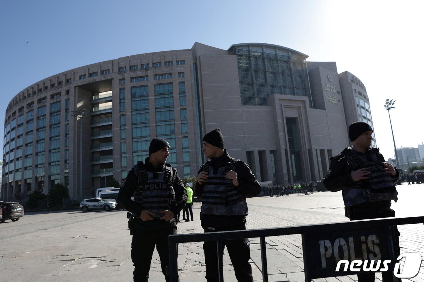 본문 이미지 - 튀르키예 이스탄불의 법원 청사 검문소에서 6일(현지시간) 테러 시도가 발생했다. 현지 경찰은 용의자 2명을 사살했다고 밝혔다. 2024.2.6 ⓒ 로이터=뉴스1 ⓒ News1 강민경 기자