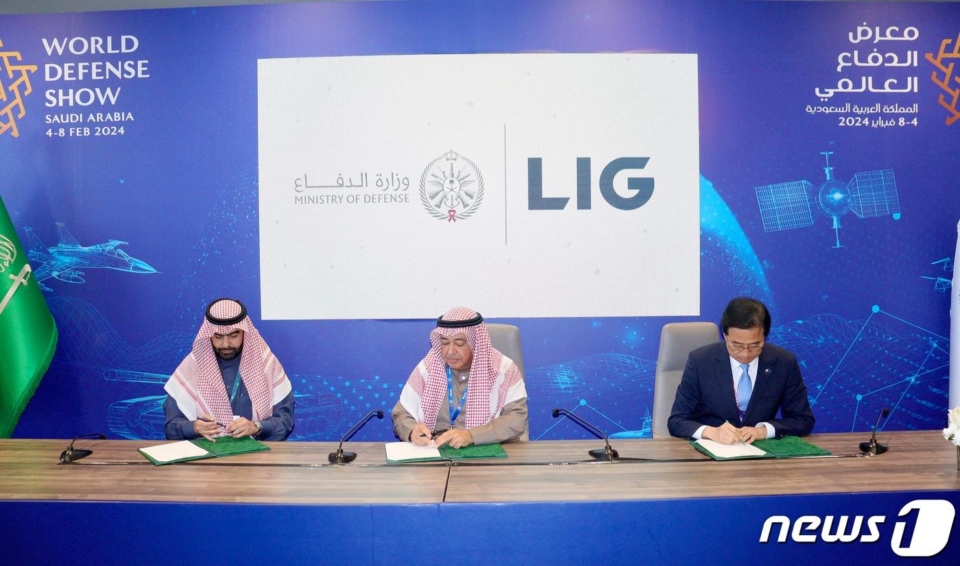 본문 이미지 - 6일(현지시각) 사우디아라비아 리야드에서 열린 세계방산전시회(WDS)에서 이현수 LIG넥스원 해외사업부문 부사장(오른쪽)과 칼리드 빈 후세인 알 비야리 사우디아라비아 국방부차관(정무차관, 가운데), 모하메드 빈 살레 알 아텔(Mohammed bin Saleh Al-Athel) 사우디 군수산업청(GAMI) 부청장(왼쪽)이 천궁2 계약 서명식을 하고 있다.(국방부 제공) 2024.2.6/뉴스1