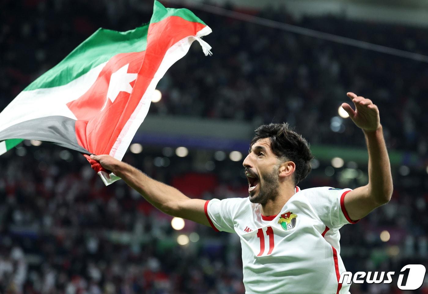 본문 이미지 - 요르단 야잔 알 나이마트가 6일(현지시간) 카타르 알라이얀 아흐메드 빈 알리 스타디움에서 열린 2023 아시아축구연맹(AFC) 카타르 아시안컵 준결승 요르단과 대한민국의 경기에서 2-0으로 승리하며 결승에 진출하자 기뻐하고 있다. 2024.2.7/뉴스1 ⓒ News1 김성진 기자