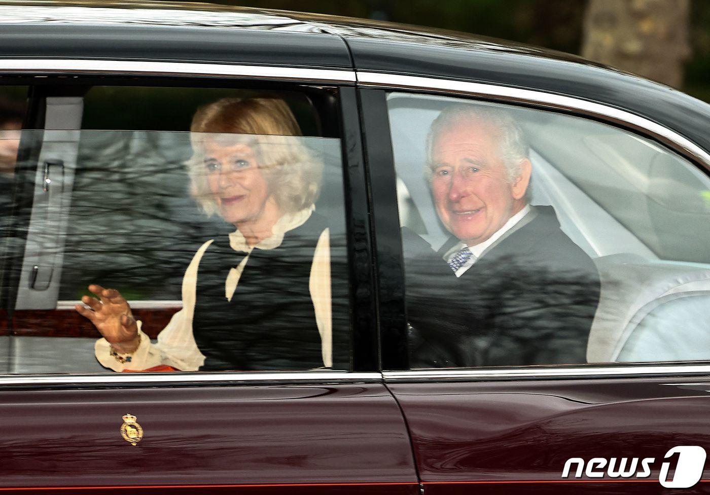 6일(현지시간) 영국 런던의 클래런스 하우스를 떠나며 찰스 3세와 카밀라 왕비가 손을 흔들고 있다.  ⓒ AFP=뉴스1