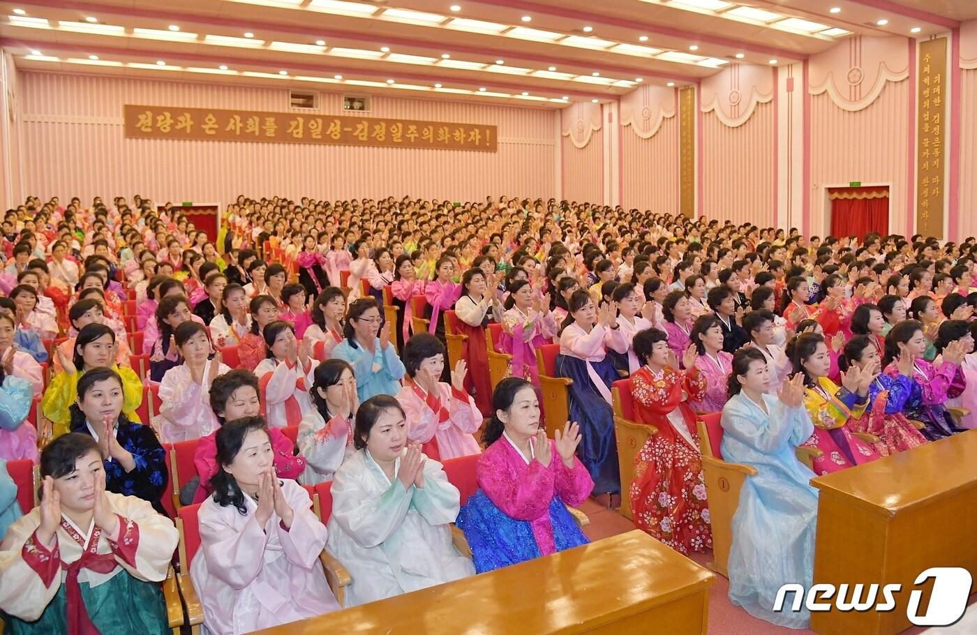 (평양 노동신문=뉴스1) =  조선사회주의여성동맹(여맹)의 모습 [국내에서만 사용가능. 재배포 금지. DB 금지. For Use Only in the Republic of Korea. Redistribution Prohibited] rodongphoto@news1.kr