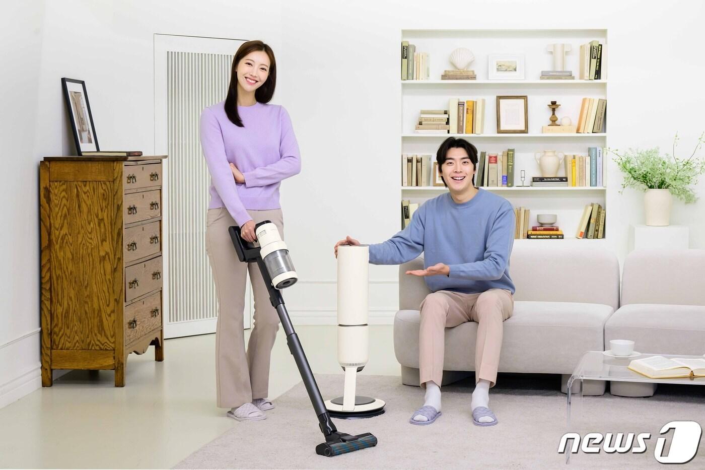  삼성전자가 흡입력, 인공지능 기능을 강화한 무선 스틱 청소기 '2024년형 비스포크 제트 AI'를 8일 출시한다. (삼성전자 제공)