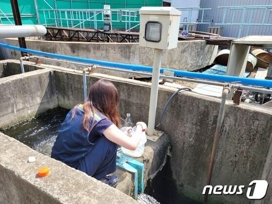 본문 이미지 - 7일 충북 충주시가 설 연휴 기간 환경오염 발생에 대비해 관련 시설 감시를 강화한다고 밝혔다. 사진은 폐수배출시설 설치사업장 샘플 채집 모집.(충주시 제공)2024.2.7. /뉴스1
