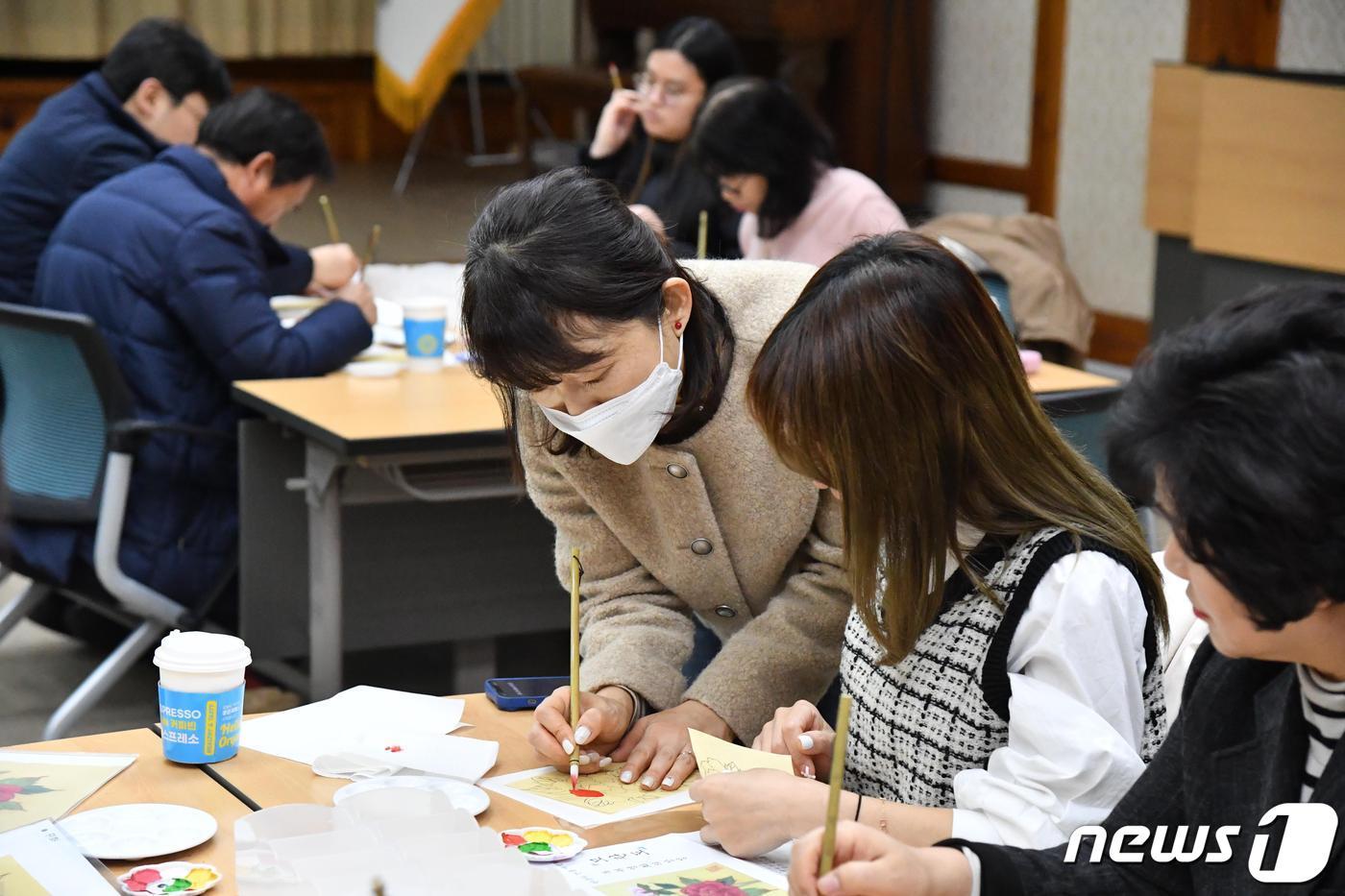 본문 이미지 - 다문화가정 참가자들이 한국의 전통민화 그리기를 직접 체험하고 있다. (한국조폐공사 제공)/뉴스1