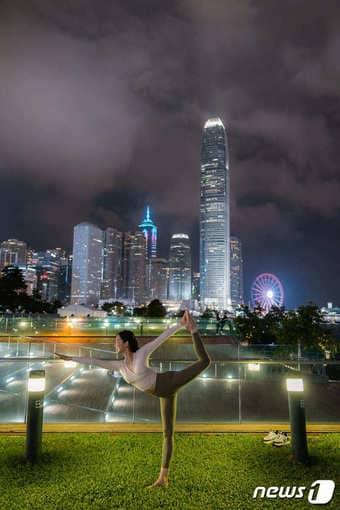 본문 이미지 - 홍콩 하버시티 오션터미널 덱에서 즐기는 선셋 시티요가(홍콩관광청 제공)