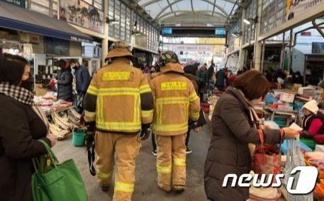 본문 이미지 - 소방관들이 전통시장을 순찰하고 있다. (소방청 제공)ⓒ 뉴스1
