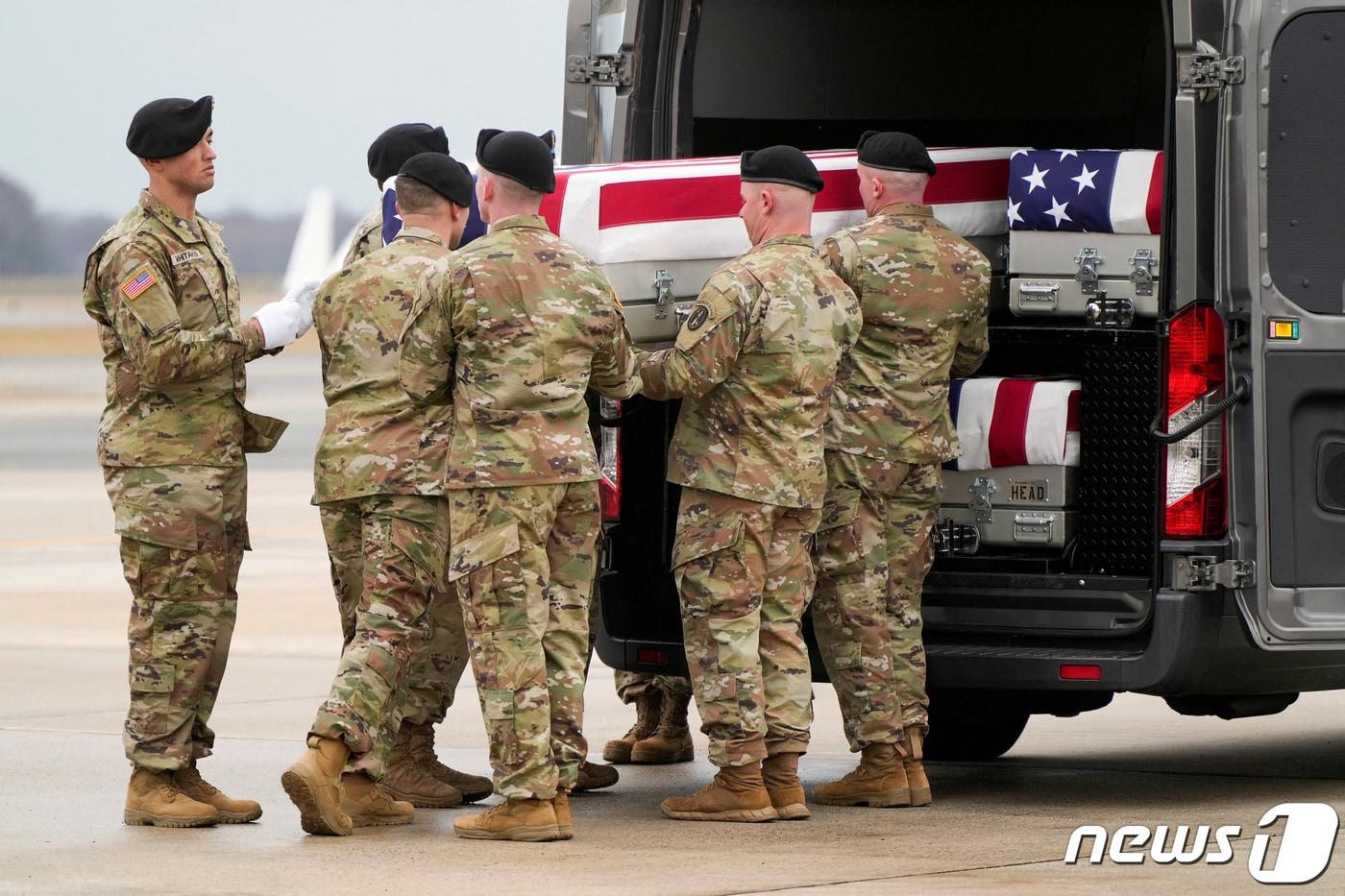 2일(현지시간) 미국 델라웨어주 도버 공군기지에 지난달 28일 요르단 미군기지 무인기(드론) 피격으로 사망한 미군 장병 3인의 유해가 수송기를 타고 도착해 장의차에 이송되고 있다. 친(親) 이라크 민병대 '카타이브 헤즈볼라'의 공격으로 요르단 미군기지 '타워22'에선 3명이 숨지고 40명이 다쳤다. 2024.2.2. ⓒ 로이터=뉴스1 ⓒ News1 김성식 기자